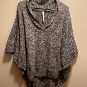 Leo & Nicole XL poncho pullover